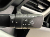 周りの明るさに応じて点灯するオートライト。ワンタッチターンシグナル機能付き方向指示器になっています。レバーはターン位置で固定されず、手を離すと元の位置に戻ります。