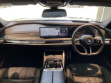 BMWカーブドディスプレイを採用した、先進性とラグジュアリーを融合したデザインのインテリア。