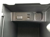 肘置きのフタを開けるとUSBと電源ソケットが装備