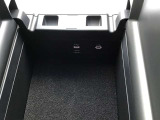 運転席アームレストには大き目小物入れ