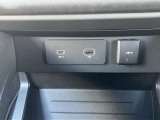 タイプC電源、USBソケット、12V電源ソケット装備。
