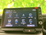 使いやすいインターフェースで、目的地設定や音楽再生を手軽に行えます。スマートフォンとの連携機能も搭載し、快適なドライブをサポートします。