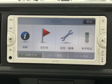操作しやすく、視認性の高いディスプレイを備え、目的地設定や音楽再生をスムーズに行えます。快適なドライブをサポートする機能を搭載しています。