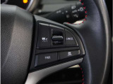 【アダプティブクルーズコントロール】センサーが前方車を検知し、運転者がアクセルペダルやブレーキペダルを踏まなくても、設定した速度での走行や、前方車との車間距離を一定に保つ追従走行ができます。