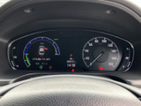 スタイリッシュなデザインのメーターで、車の状態をひと目で確認できます。視認性の高い表示で、安全運転をサポートします。
