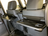 運転席・助手席の背もたれには、2列目シート用にカップホルダー付きの「格納式のシートバックテーブル」を装備しています。休憩時のちょっとした時間などカップを置いたり、小物置きに使えて便利です。