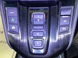 【エレクトリックギアセレクター】指先での直感操作が可能。スイッチ・ボタンの操作によってシフト操作を行うことができます。また、ハンドル周りやインパネをスッキリ見せてくれます。