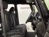 女性でも運転がしやすいように、シートの高さ調整機能(シートリフター)がついています。運転席と助手席の間が空いている為、助手席側への移動がスムーズです。交通量の多い道でも助手席側から乗り降りができます。