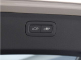 テールゲートには、スイッチ一つで開閉可能な電動開閉機能を装備。また、リアバンパーの下で足を動かすだけで開閉できる、ハンズフリー・オープニング/クロージング機構も搭載しています。