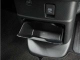 インパネ中央の下部には、ごみ箱としても使用する事ができるセンターロアボックスを装備しております。