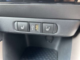 運転席&助手席にはシートヒーターを装備。また携帯の充電可能なアクセサリーソケットも設置されていて便利ですよ。