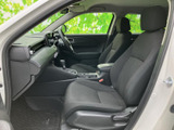 運転席周りの収納スペースは使いやすく、細々とした荷物もスマートに整理できます。機能性と快適性を追求したデザインです。