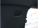 【カーテンエアバッグ】 車両側面に衝撃が加わった際に、音響センサーによって瞬時に展開、主に乗員の頭部を保護します。 ※非装着車と比べ、頭部への衝撃を約10分の1に軽減できます。