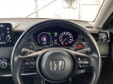 ステアリング右手側に安全運転支援機能のホンダセンシングをコントロールするスイッチ、左手側にオーディオ関連のコントロールスイッチを配置、視線を逸らすことなく運転に集中できます