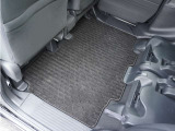 【フロアマット】フロアマットもキレイな状態となっております。ご納車前にも徹底的に洗浄・掃除した後ご納車させていただきます。お近くのホンダカーズ総社までお越しください。
