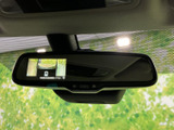 ミラーに統合されたバックモニターで、後方確認がより安全に。死角を減らし、運転の負担を軽減します。