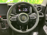 握りやすいステアリングホイールは、長距離運転でも疲れにくい設計です。操作系の配置も工夫されており、ドライバーの利便性を追求した仕上がりとなっています。