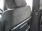 【後席用テーブル】ドリンクホルダーが付いた折りたたみ式のパーソナルテーブルです。運転席・助手席のシートバックに装備しているパーソナルテーブルです。