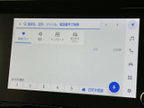 タッチパネル式のナビゲーションシステムを搭載。スムーズな操作で目的地設定や各種設定が可能です。音楽や動画も楽しめます。