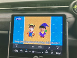 停車時にテレビ番組を楽しめます。お子様のいるご家族にもおすすめです。安全に配慮した設計で快適な時間を提供します。