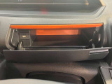 車両状態証明書修復歴の有無も一目瞭然。機能や内装・外装、走行距離、修復歴の有無をチェックし、クルマの状態を10段階にした車両状態証明書。数字や記号を使ってわかりやすく表示しています。