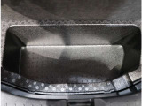 そこの深い大きな床下収納。普段から積んでおきたい物をしまっておけば荷室はいつもすっきりです♪