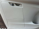 助手席のドアには車検証ケースをしまっておけるポケットがございます(^^)/ グローブボックスががさばりません☆彡