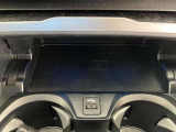 【置き型充電器】置き型充電に対応しております。お持ちの携帯電話が置き型充電器対応でしたら、充電コードの必要なく、すっきりとした車内のまま携帯の充電が可能です。