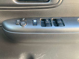 運転席からパワーウインドー・電動格納ミラーの操作が出来ます。また、パワーウインドーには運転席以外をOFFにすることができますので、お子様の安全防止としてご使用ください!