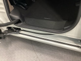 大きく開くスライドドアで狭い場所でも隣を気にすることなく楽に乗り降りできます
