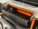 小物が収納できる運転席側インパネアンダーボックス。 ボックス内にはUSBソケットが一口。