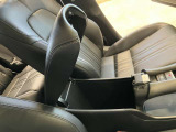 前席のシート間に配置したアームレスト付きのコンソールボックスで運転席助手席がそれぞれくつろげます。