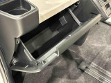 小物が収納できる運転席側インパネアッパーボックス。 ボックス内にはUSBソケットが一口。
