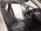 広い足元にゆったり座れるシートには肘掛けも装備しており長距離の運転でも疲れにくくなってます。女性でも運転がしやすいように、シートの高さ調整機能(シートリフター)がついています。