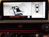 パノラミックビューモニター付きです。車両を上から見たような映像をディスプレイオーディオ画面に表示。運転席からの目視だけでは見にくい、車両周辺の状況をリアルタイムでしっかり確認できます。