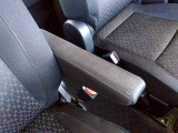 アームレストを使うことで運転中の腕や肩の疲労を軽減し、よりリラックスして運転に集中できます♪
