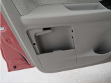 助手席ドアポケットには車検証を入れられる収納スペースも付いております。