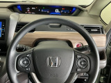 ステアリング右手側に安全運転支援機能のホンダセンシングをコントロールするスイッチ、左手側にオーディオ関連のコントロールスイッチを配置、視線を逸らすことなく運転に集中できます