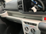 品質へのこだわり!フロアマットやシートなど車内をキレイに清掃し、ニオイや汚れなどを徹底的にクリーニングしてもらっております。室内はピカピカです☆