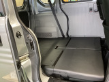 リアシートを倒せば広々荷室の出来上がり。アレンジ次第でさまざまな荷物が積み込めますよ。