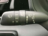 雨天時でも安心して運転できる、ワイパーレバー。簡単に操作でき、雨量に応じて自動でワイパー速度を調整する機能も搭載しています。