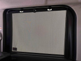 後席の日差しを防ぐ、格納式リヤドアサンシェード付いてます