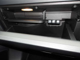 《ETC2.0車載器》高速道路上に設定されているITSスポットからドライブに役立つ情報が取得できます。