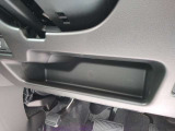 運転席にアンダートレイがございます。小物などの収納に使用ください。