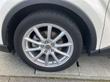 社外アルミ。タイヤサイズは225/50R18、現在は冬タイヤ装着で残り溝は約4ミリです