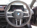 BMWのステアリングは「正確さ」「自然な応答性」「一体感」を重視して設計されており、特に路面情報の伝わり方と車体との一体感が他メーカーと大きく異なるのが特徴です