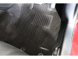 フロアマット標準装備。車内を清潔に保ちます。