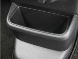 インパネ中央の下部には、ごみ箱としても使用する事ができるセンターロアボックスを装備しております。