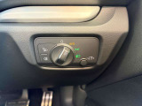 ライト切り替えスイッチ Auto状態にしておけば、トンネルや夜間の暗い状況になった際に車両が判断してON/OFFの切り替えを行います。