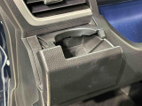 回転式カップホルダー(助手席)も角型パック,ペットボトルなどの丸型に対応。閉じればスマートフォン立てにも使用できます。